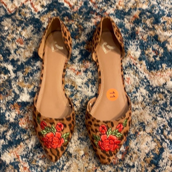 Beautiful leopard flats with embroidery, Size 11 - Picture 2 of 5